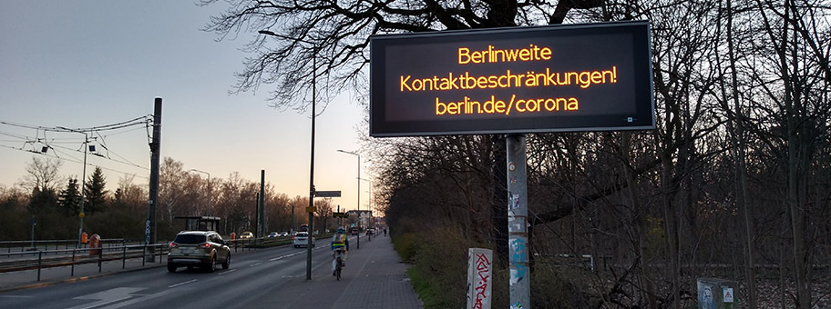 Anzeigetafel in Berlin über die COVID19Pandemie.